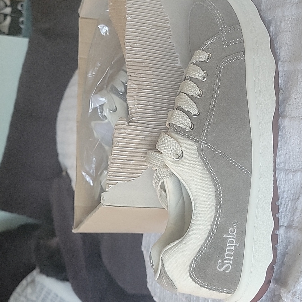 SIMPLE New in box Men Sneaker size 8.5 Olive